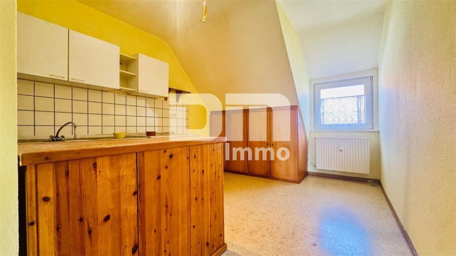 Solides Mehrfamilienhaus mit 4 Wohneinheiten auf großzügigem Grundstück + 2 Nebengebäude - WE4 DG rechts Küche / Aktuell Leerstand